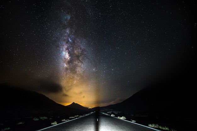 Foto strada contro campo stellare.