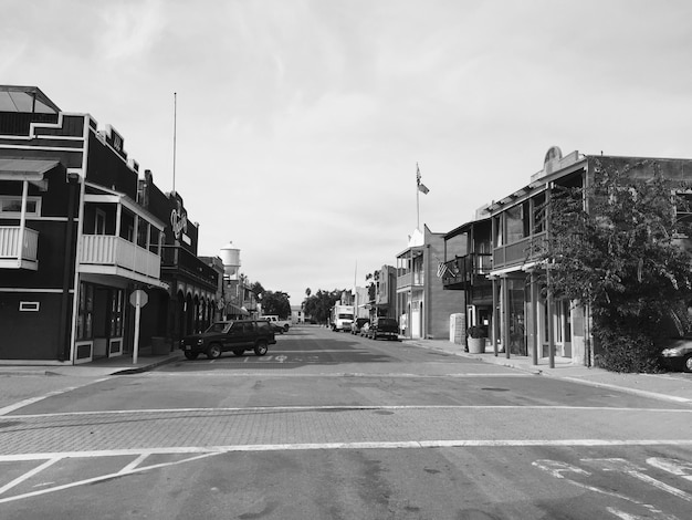 Photo road along buildings