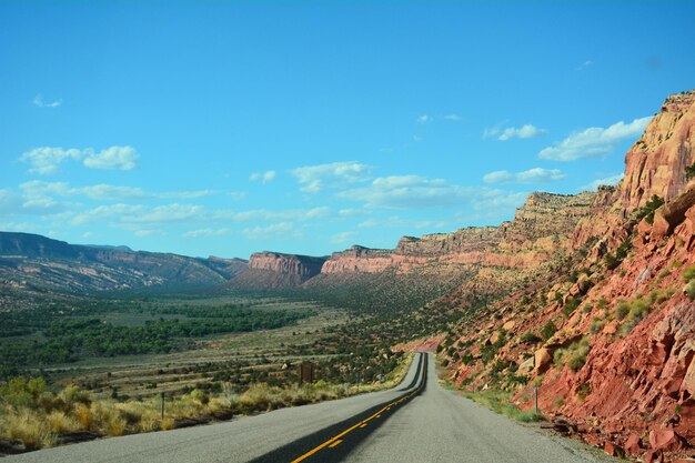 Photo road along canyon against blue sky