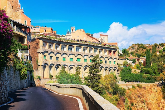 写真 イタリア、シチリア島、タオルミーナ市の岩に沿った道路