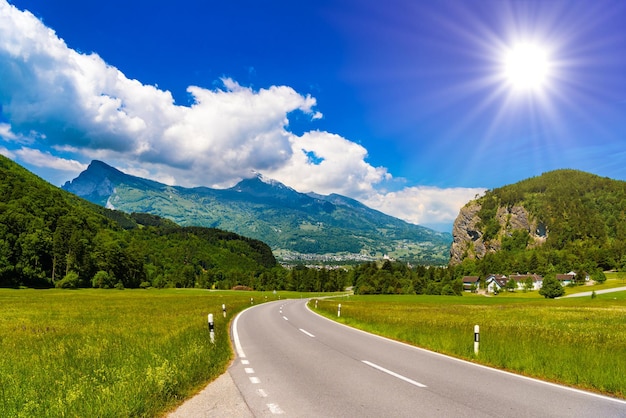 Дорога среди гор Альп Vaduz Oberland Лихтенштейн