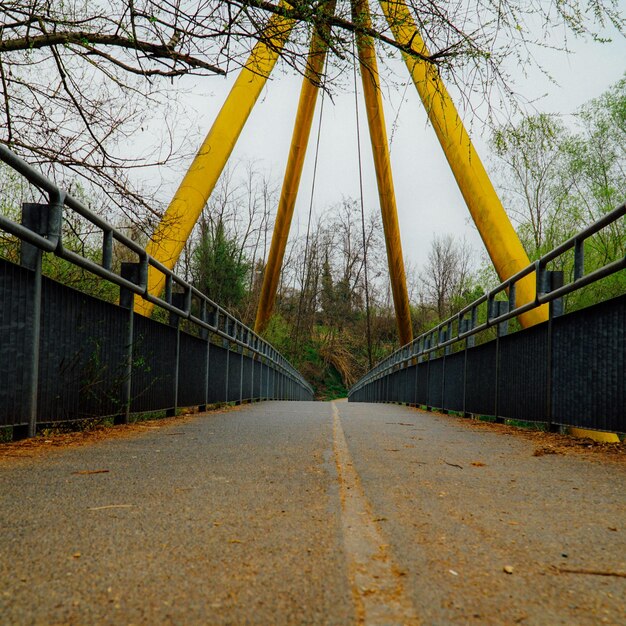 Foto strada in mezzo al ponte contro il cielo