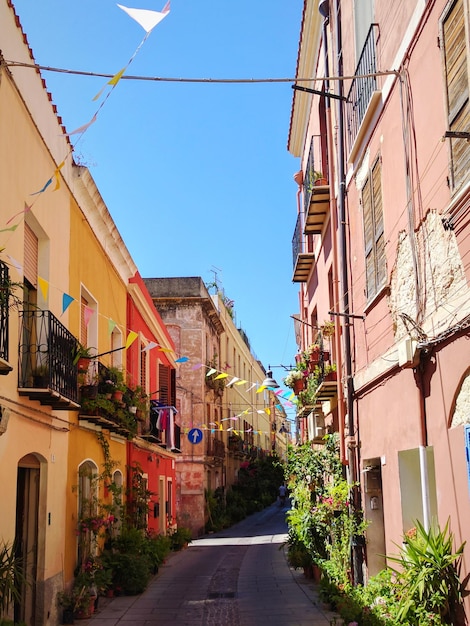 Foto strada tra edifici contro il cielo limpido