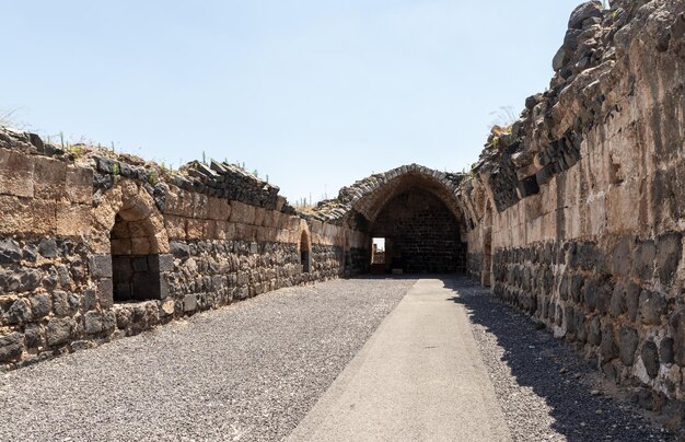 明るい空に照らされた建物の中の道路