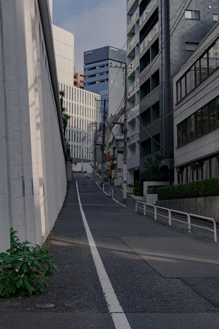 Photo 街の空に照らされた建物の中の道路