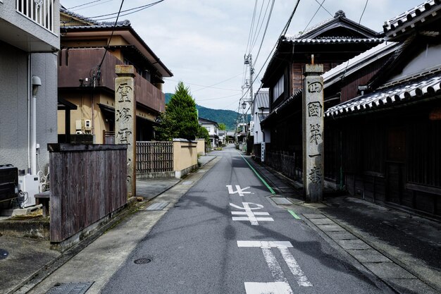 Photo road amidst buildings against sky