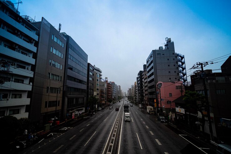 Photo 空に照らされた街の建物の中の道路