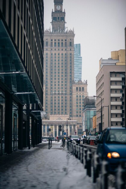 Photo road amidst buildings in city against sky