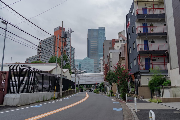 Photo 空に照らされた街の建物の中の道路