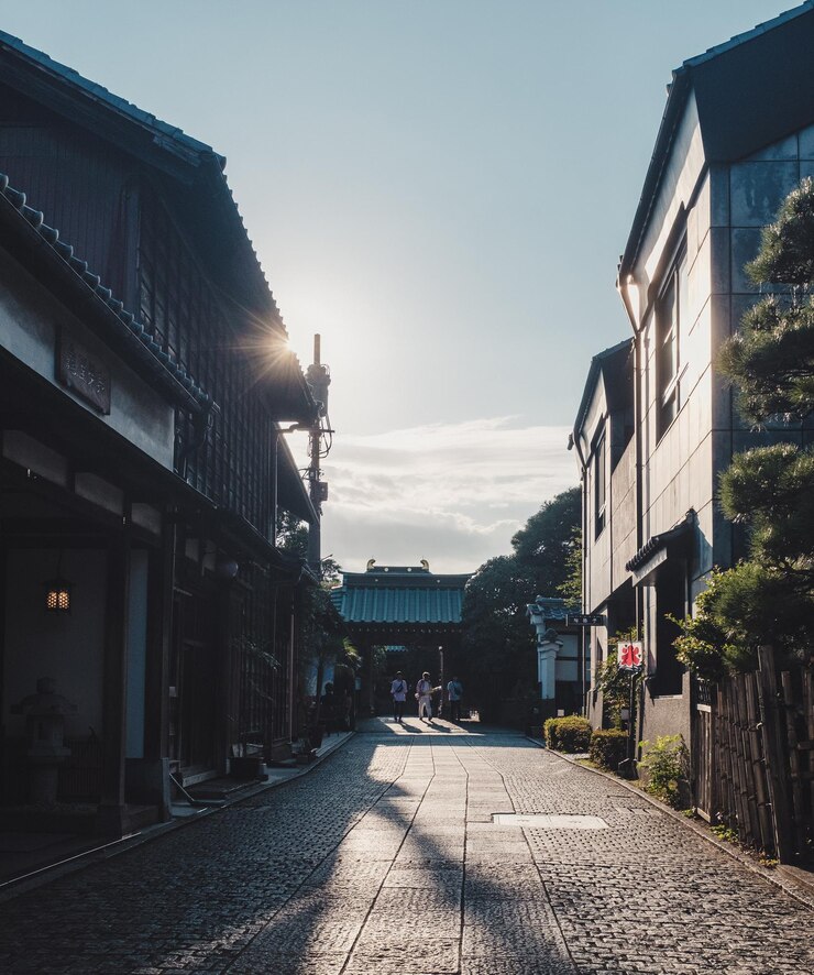 Photo 空に照らされた街の建物の中の道路