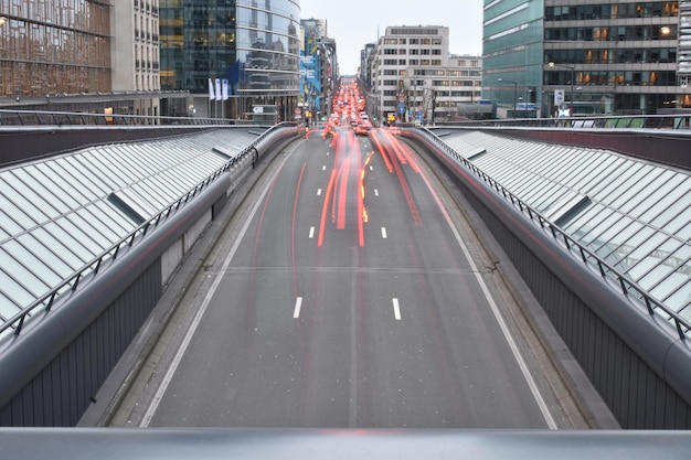 Foto strada tra gli edifici della città