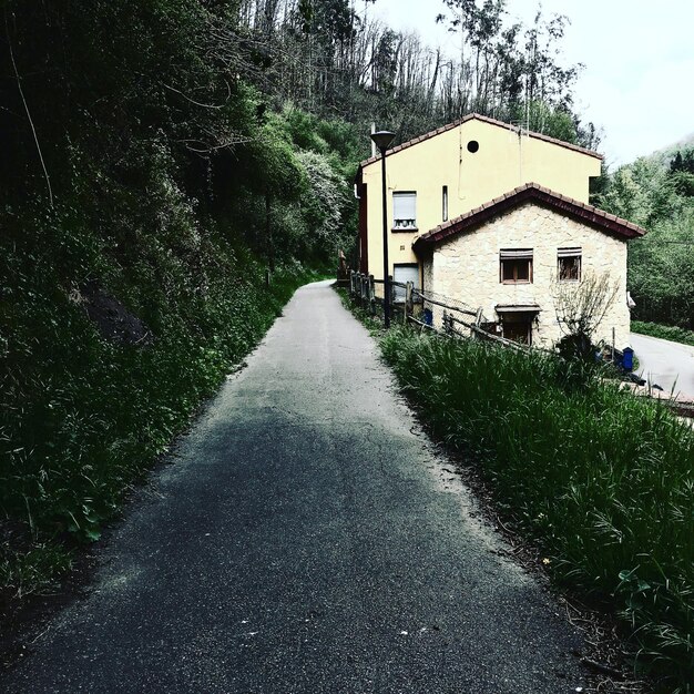 Foto strada tra gli edifici della città