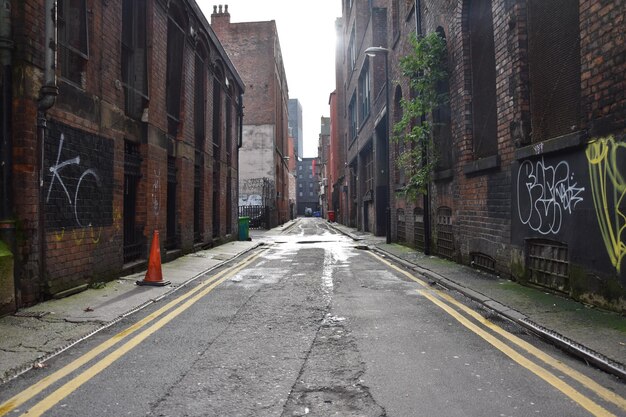 写真 都市の建物の中の道路