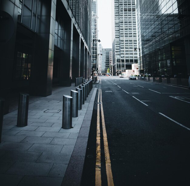 写真 都市の建物の中の道路