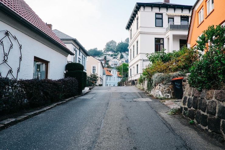 Photo road amidst buildings in town