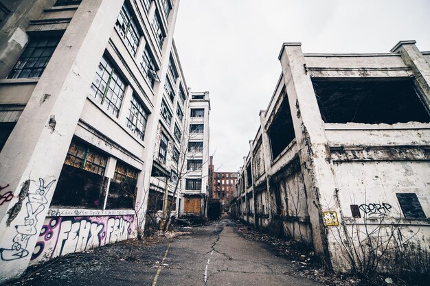 Foto strada in mezzo alla città contro il cielo