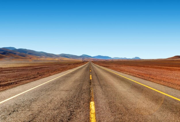 Photo road amidst desert against clear sky