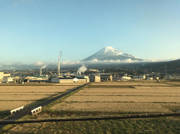 明るい空に照らされた野原の中の道