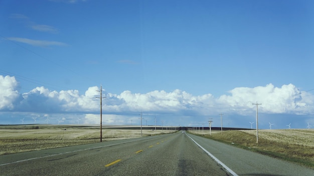 空に照らされた田んぼの中の道
