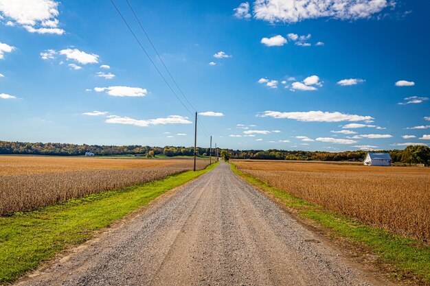 Photo road amidst field against sky