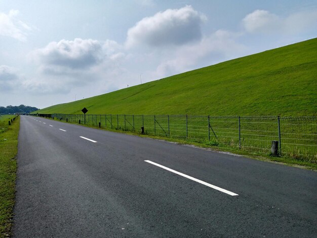 空に照らされた野原の中の道