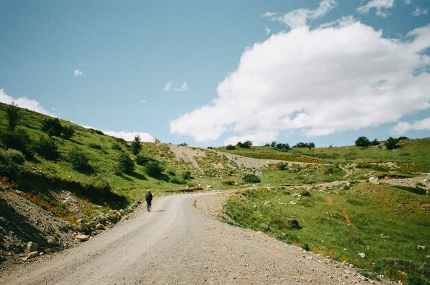 Photo road amidst green landscape against sky