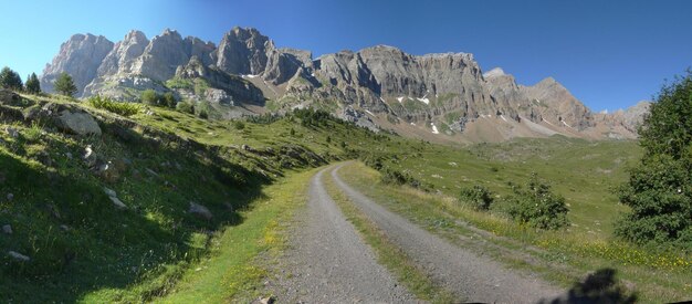 Strada in mezzo al paesaggio contro il cielo