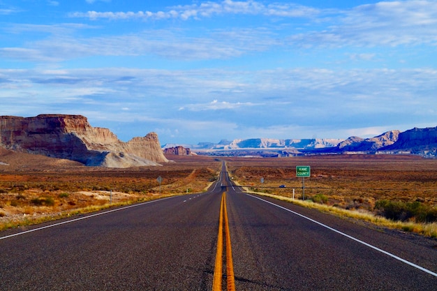 写真 天空を背景にした風景の中の道路