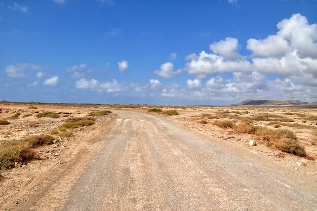 Foto strada in mezzo al paesaggio contro il cielo