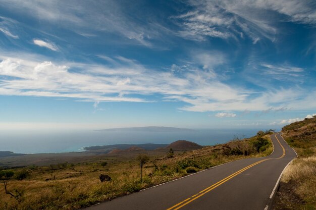 写真 天空を背景にした風景の中の道路