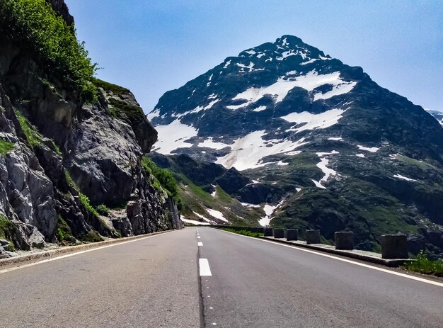 明るい空に照らされた山の中の道