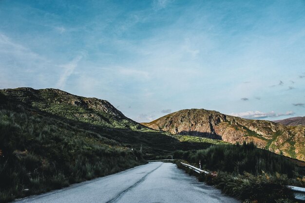 Photo road amidst mountains against sky