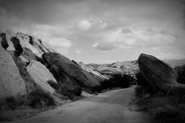 Photo road amidst rocks against sky