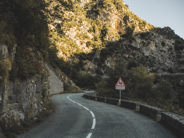 Foto strada in mezzo agli alberi