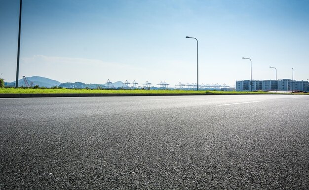 写真 道と草原