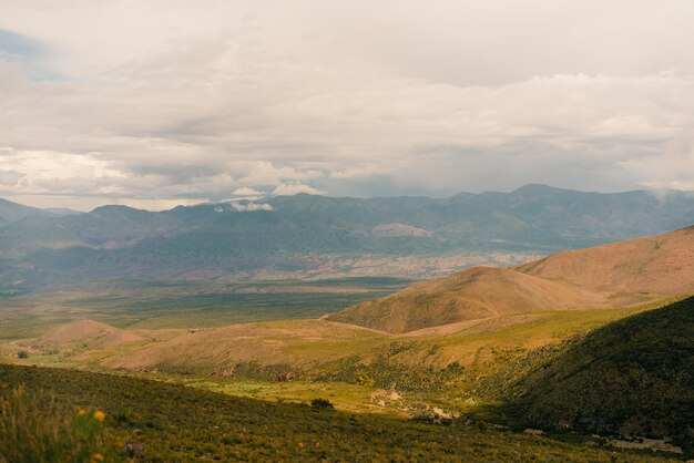 Foto strada per l'anorama del cerro de los 14 colores jujuy argentina