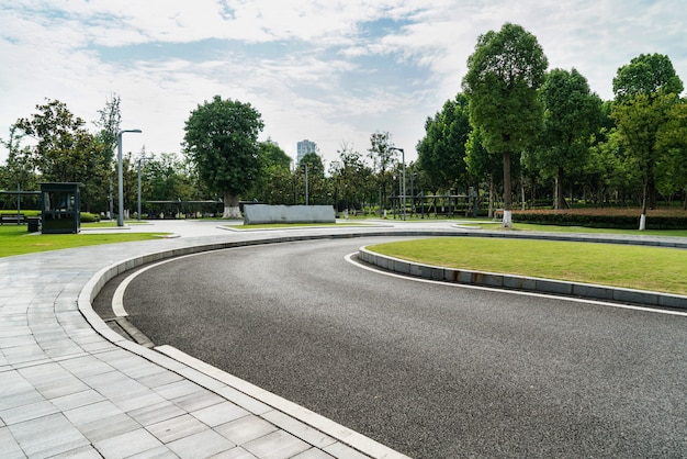 道路とベンチは公園内にあります