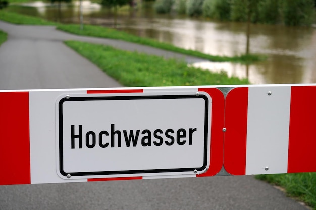 洪水のため通行止めになった道路標識にドイツ語で「高水」と書かれている