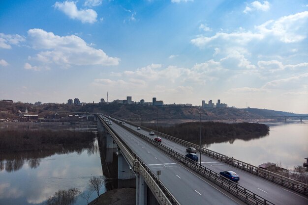 Foto un ponte stradale sul fiume preso da un quadrocopter per il traffico urbano