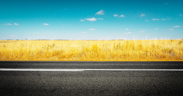 Foto strada per campo agricolo contro il cielo