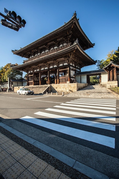 写真 空に向かって道路を建てる