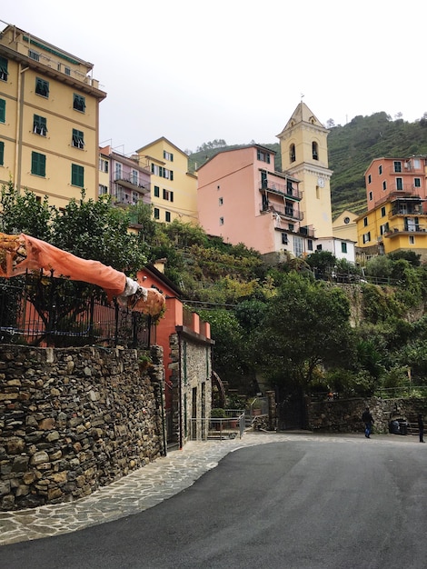 写真 明るい空に照らされた建物に沿った道路