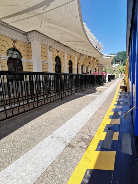 Foto strada di edifici contro il cielo