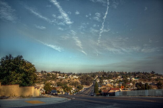 Photo road by buildings in city against sky