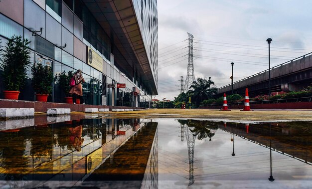 Foto strada da edifici in città contro il cielo