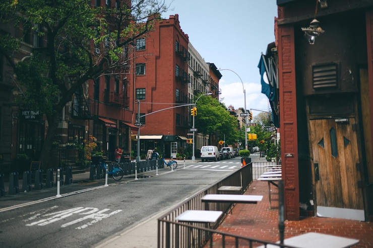 Photo road by buildings in city
