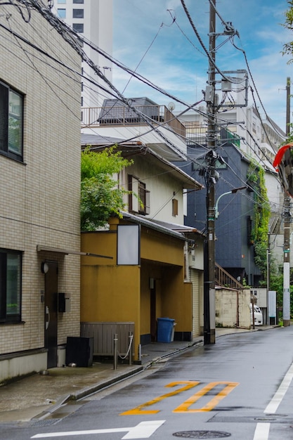 写真 空に向かって街の建物に沿った道路