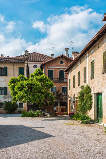 Foto strada di edifici in città contro il cielo