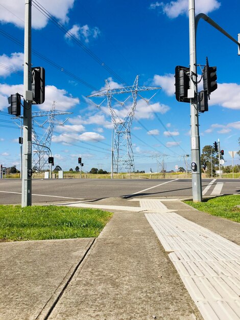 Foto strada da pilastro elettrico contro il cielo