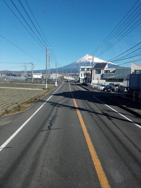 写真 明るい空を背景に街の電気柱の道路